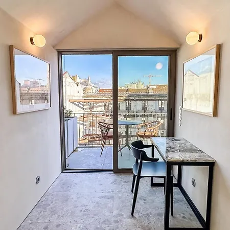 Unique Sunny Penthouse W/ Ac In The City's Heart 아파트 *