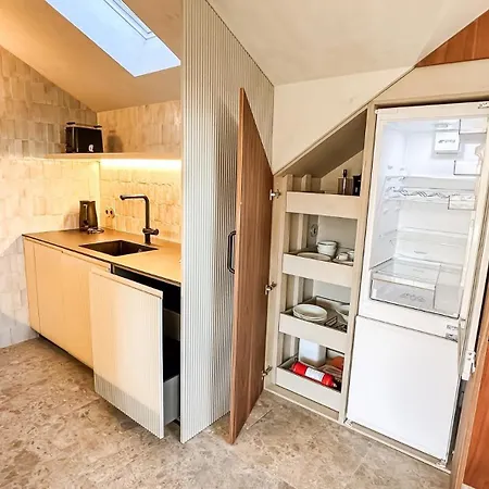 Daire Unique Sunny Penthouse W/ Ac In The City's Heart *