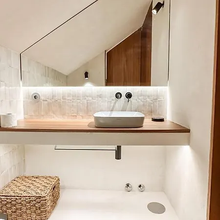 Unique Sunny Penthouse W/ Ac In The City's Heart
