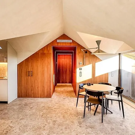 Unique Sunny Penthouse W/ Ac In The City's Heart *