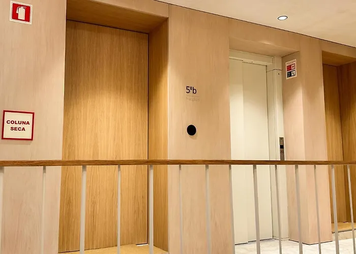 Unique Sunny Penthouse W/ Ac In The City's Heart 아파트 *