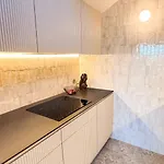 Unique Sunny Penthouse W/ Ac In The City's Heart *
