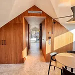 Unique Sunny Penthouse W/ Ac In The City's Heart 아파트 *